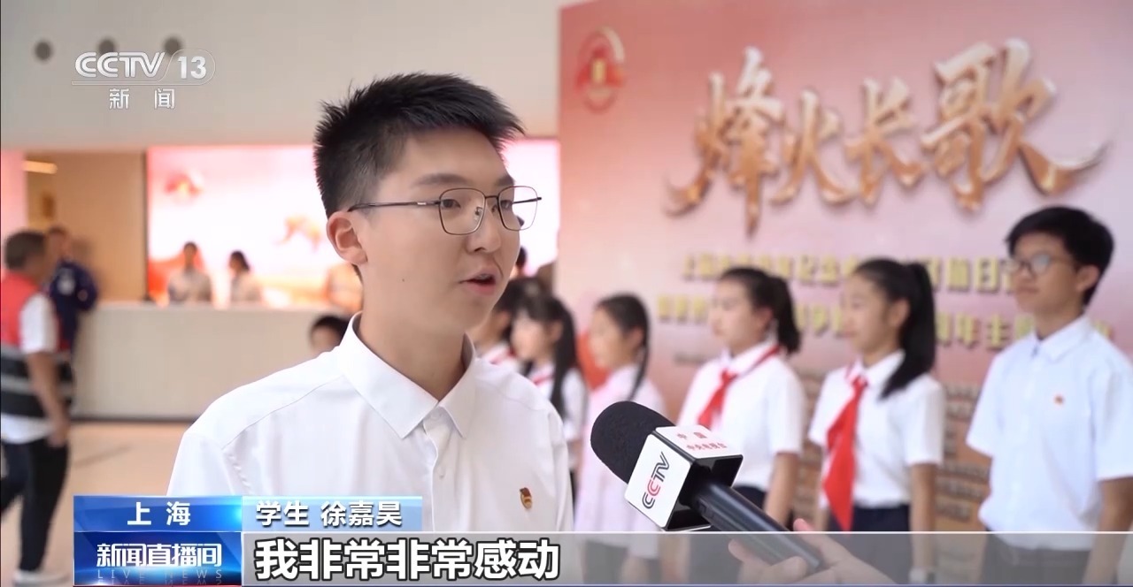 上海的年轻人向英雄致敬，以纪念与日本战争胜