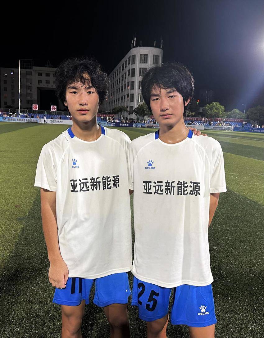安鲁双胞胎在“超级”乡村沙子中闪耀，隐式合