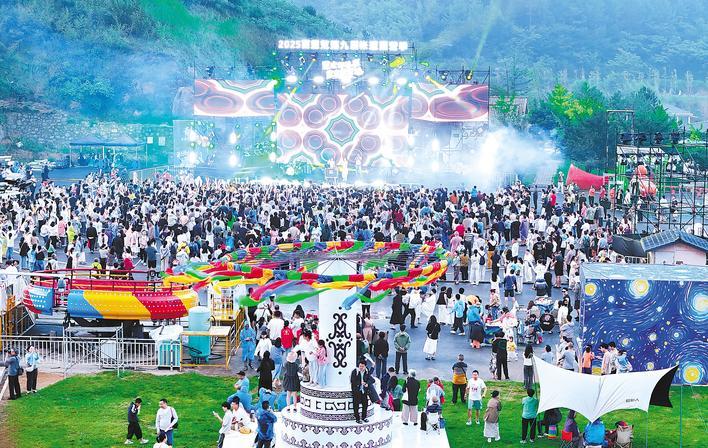 Hubei Tag -High在标签中度假，凉爽的地标和客人，