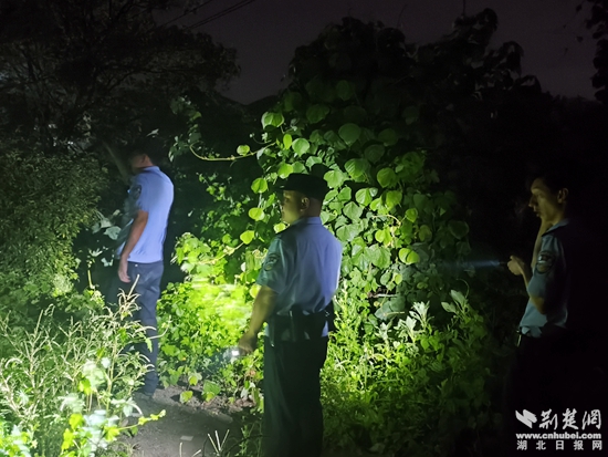 这位70岁的男人在一个雨的夜晚迷路了，警察和公
