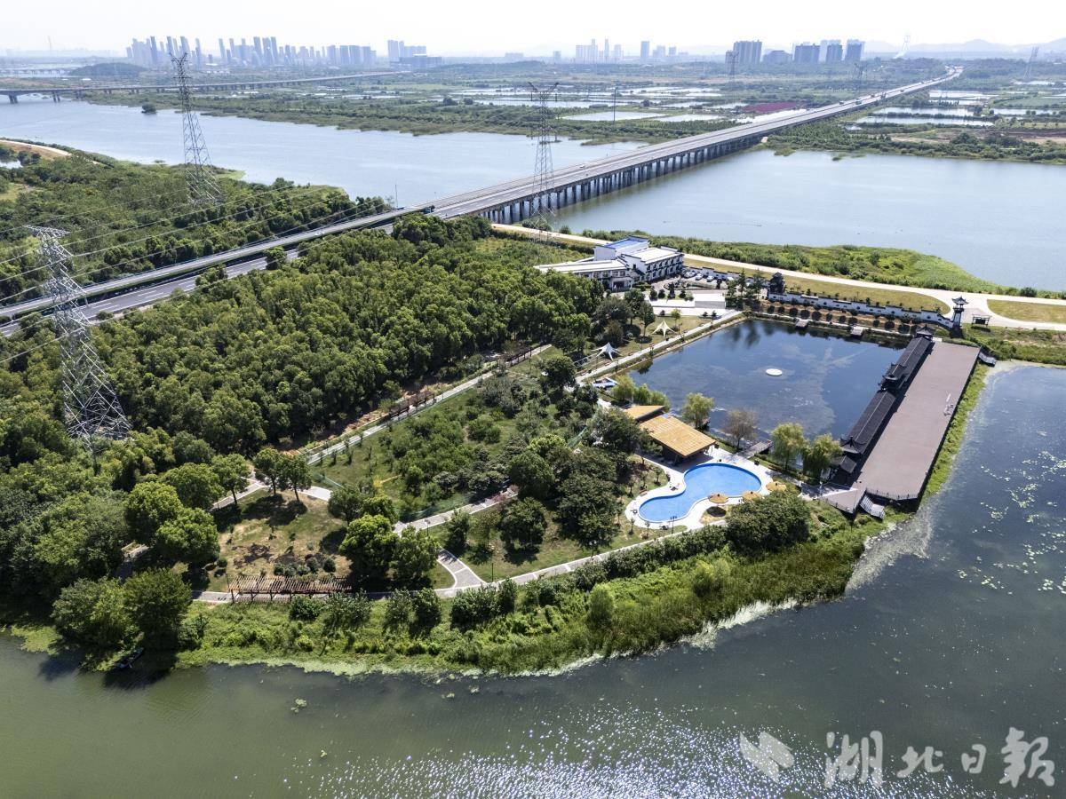 外观和声誉都得到了改善，三个王国的主题公园