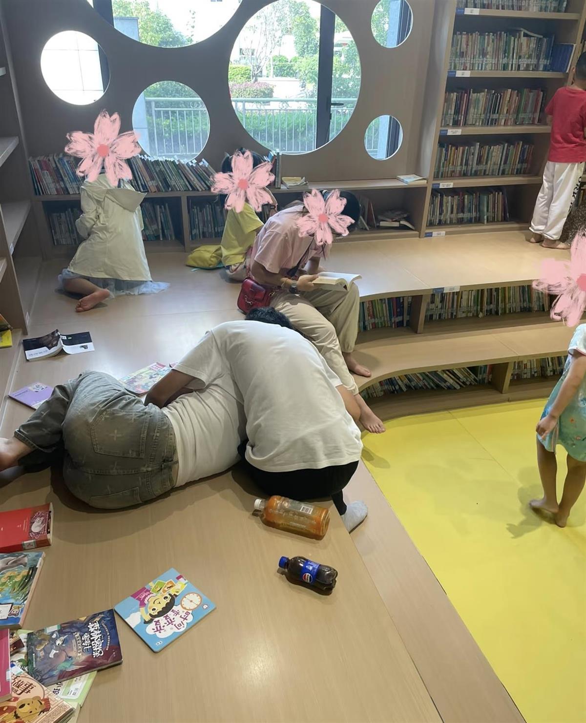 一个男人和一个女人在读图书馆的孩子的地方互