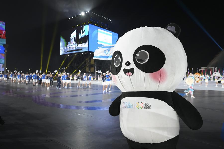 全球运动员在巨型大熊猫之家发现了滑稽动作的