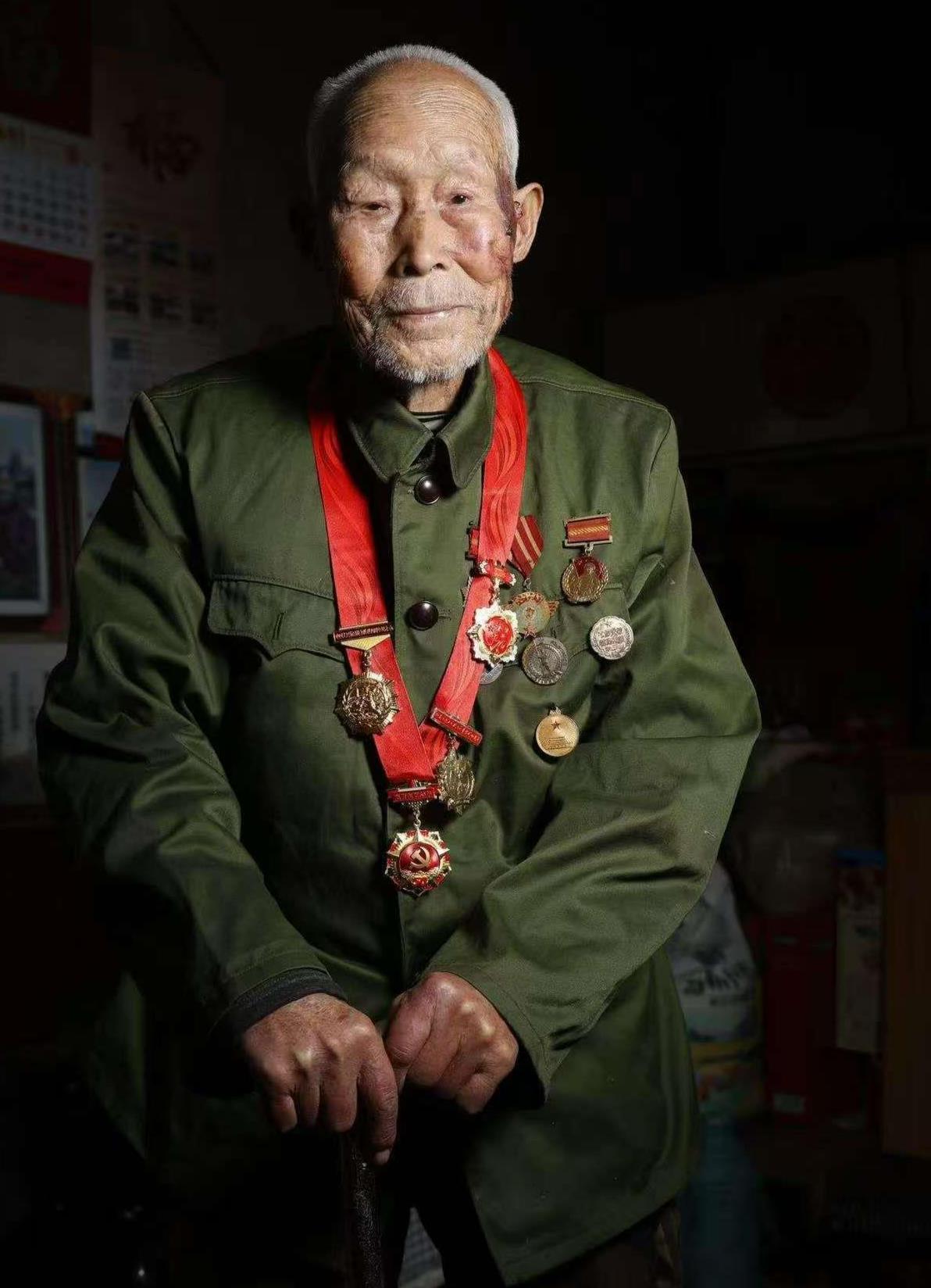 现年99岁的与日本战争的老将在庆祝陆军日的“我