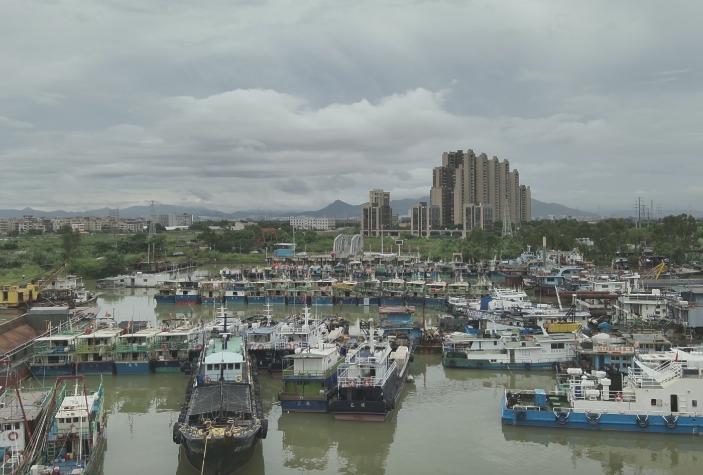 台风“巴巴扎”袭击了广州，并准备食物