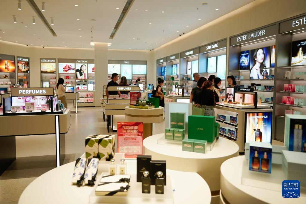 在成都开设的第一家免税商店