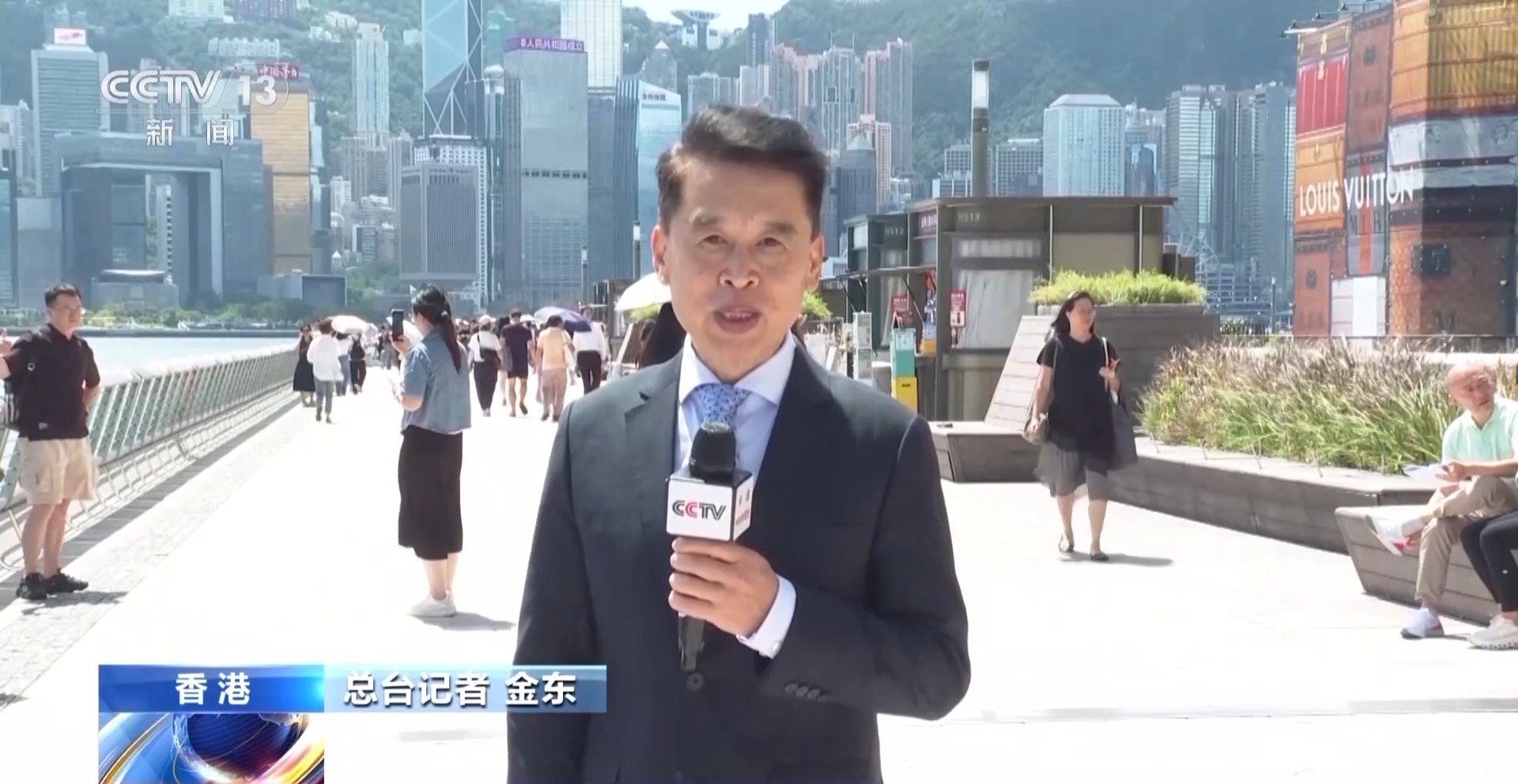 国庆节和中期节日假期即将到来，街头和