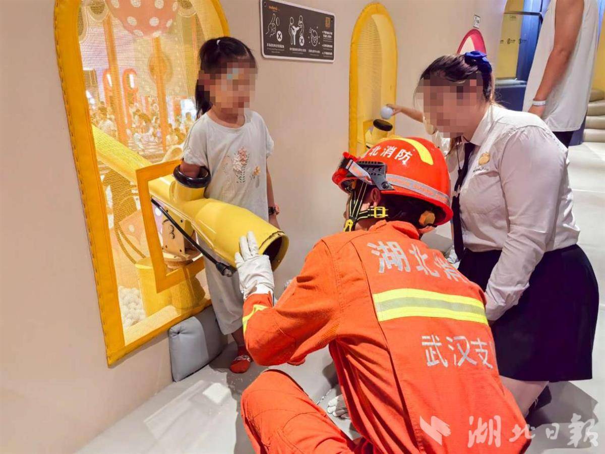 5岁女孩的手臂粘在“炮弹”上，武汉消防”