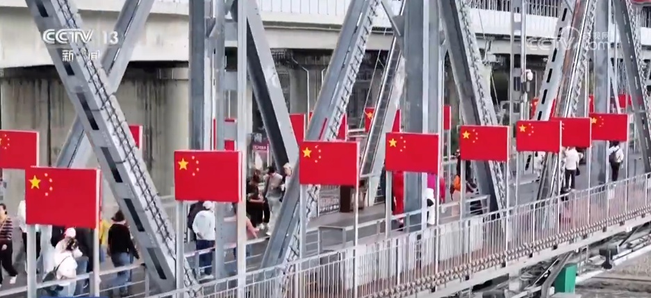 国旗被照亮，花朵在花朵上，气氛充满了庆祝。