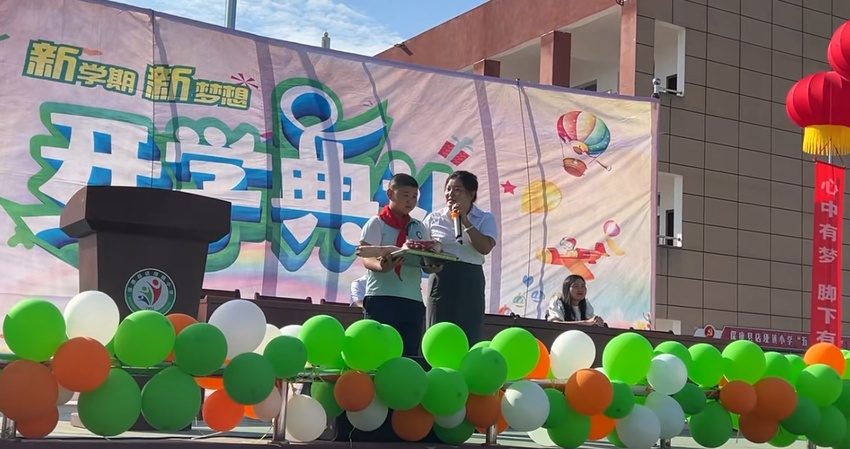 奖励猪肉猪！ Vacan这所乡村小学的开幕式隐藏了