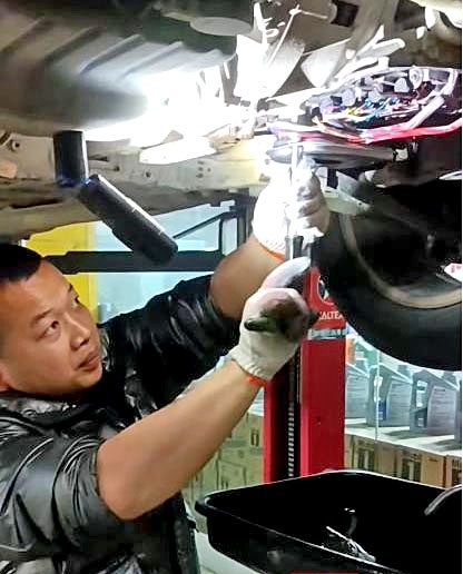 在钓鱼之夜，发现一个女孩慢慢滑入河中。退休