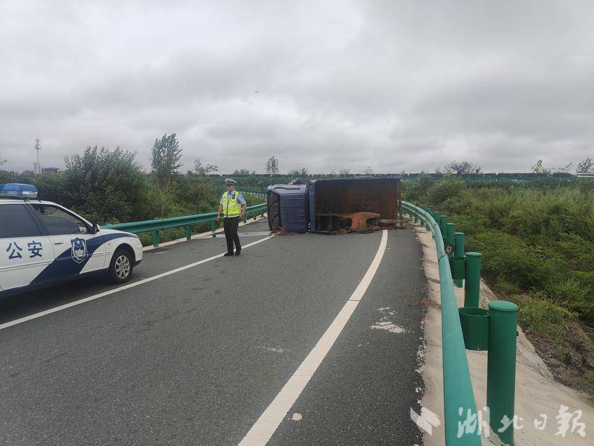 快速救援十分钟！卡车撤销了高速公路的交叉路