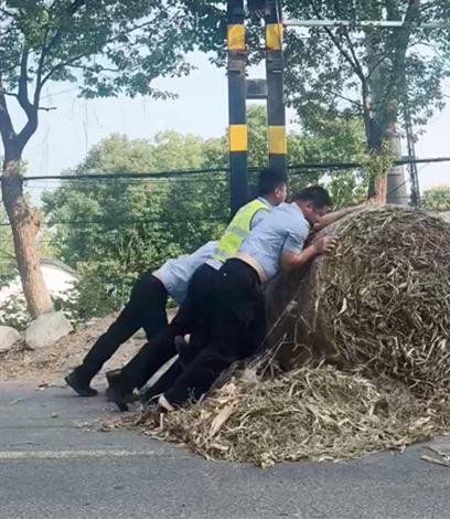 工资库“阻止路”！ Yunmeng交通警察的平