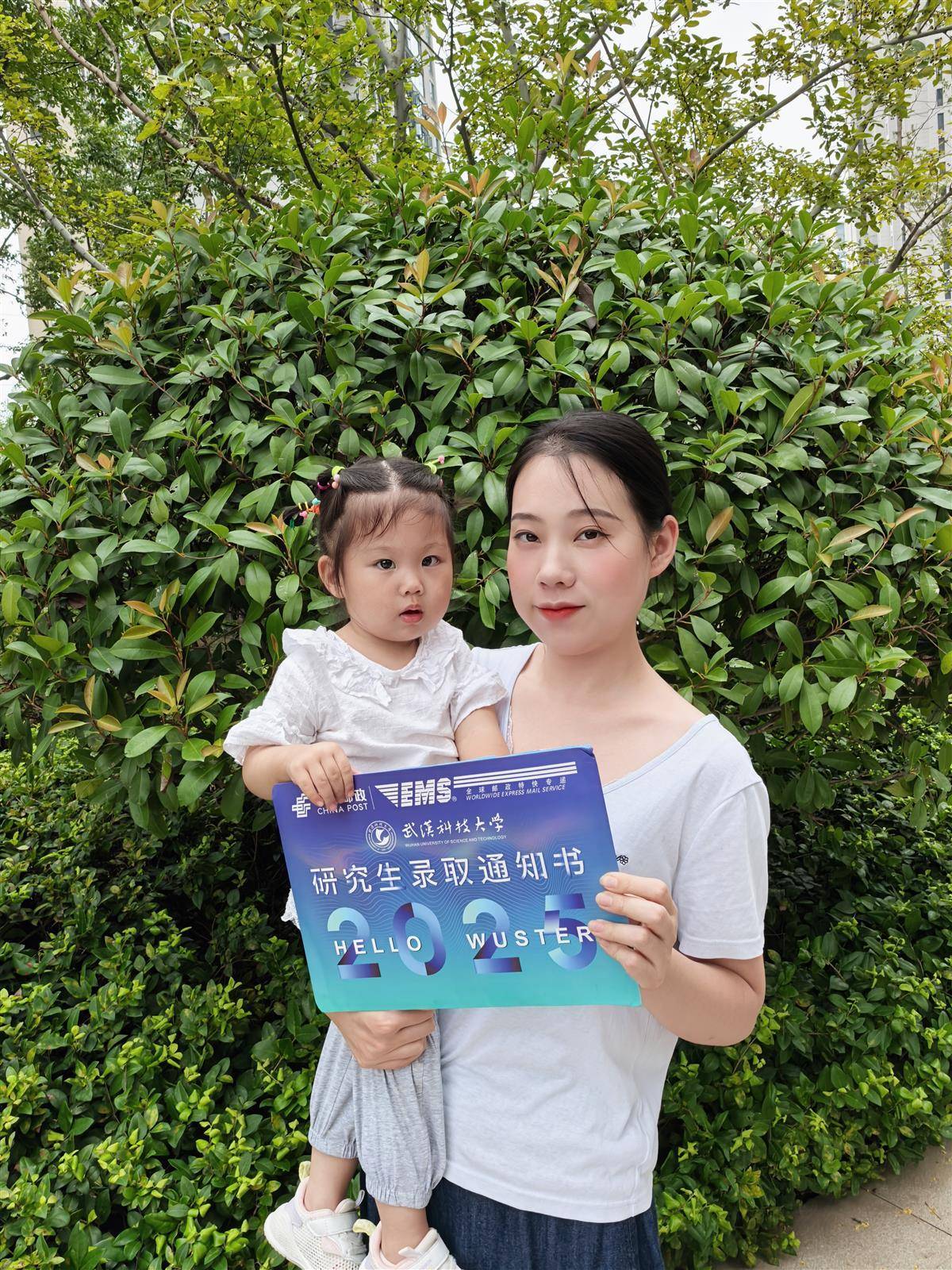 新的26岁的母亲参加了研究生学院的考试