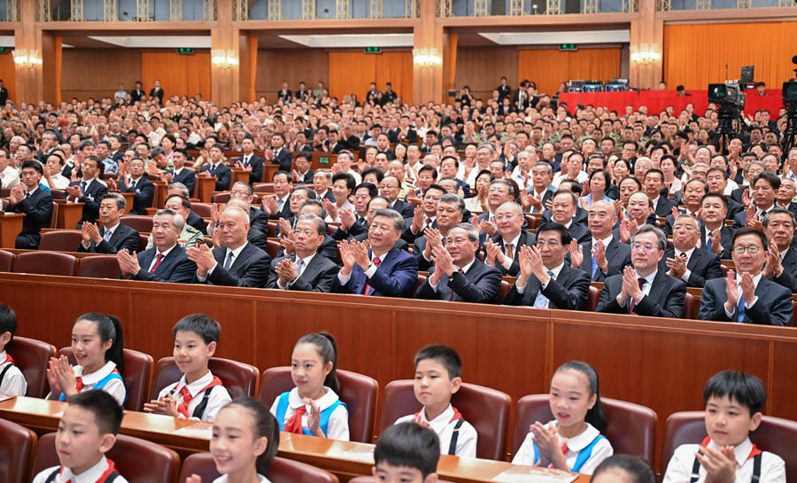 文学之夜党纪念了中国抵抗日本入侵的胜利80周年