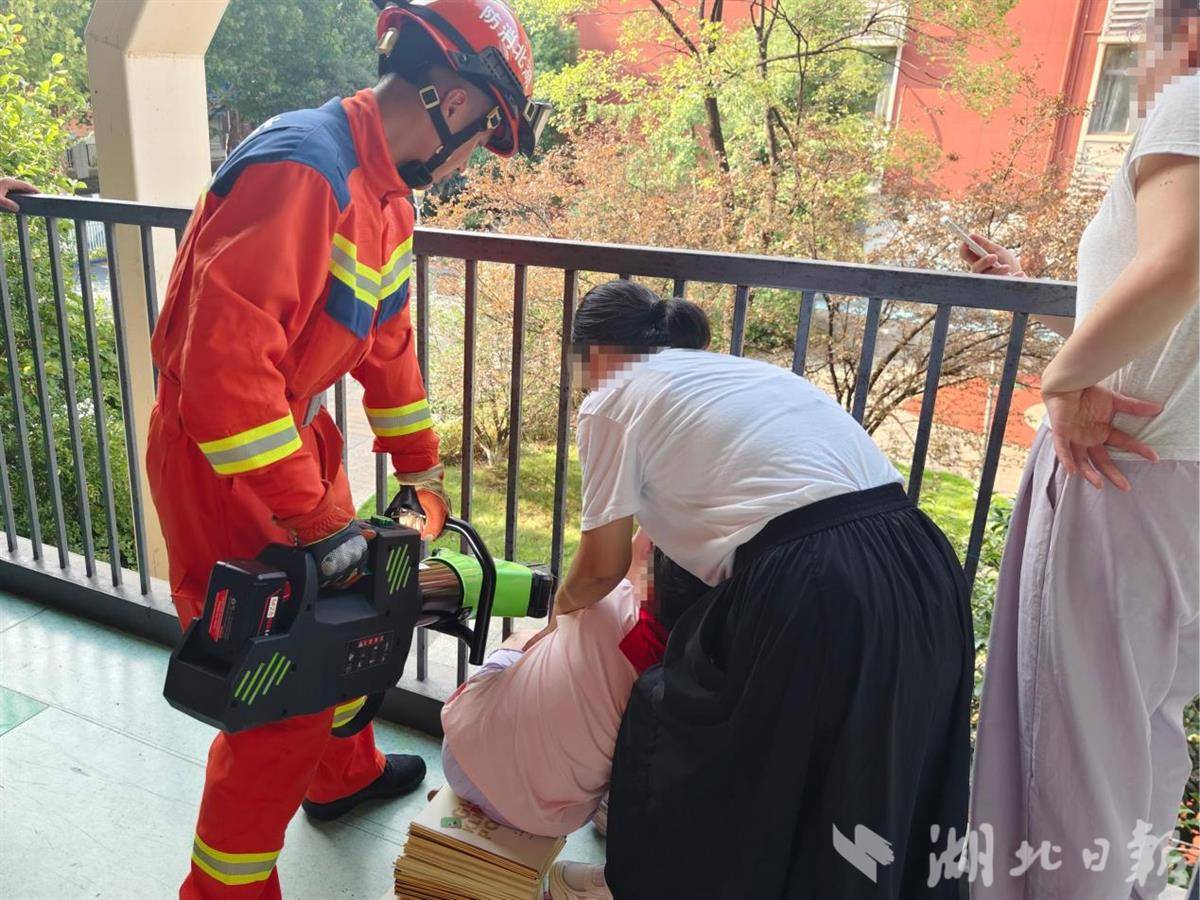 “神兽”归笼勿忘安全武汉消防处置多起儿童被卡事故