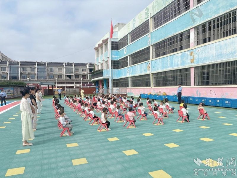 洪安县东芬幼儿园的扬贾哈城镇级公园在校园活
