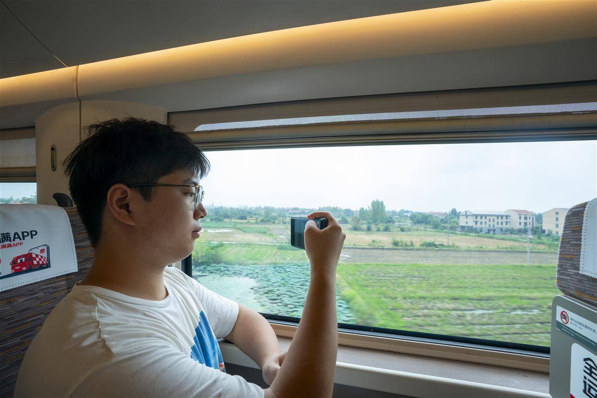 他的生日那天“铁路风扇门票”，体验湖北的第一个高速铁路