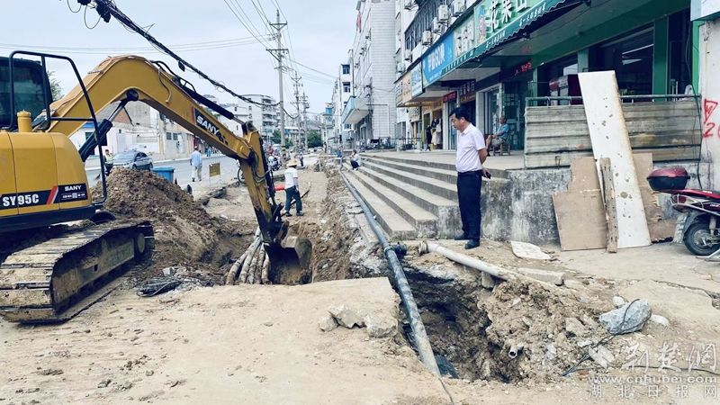 洪安建立了一个“网络”，用于供应和释放城市