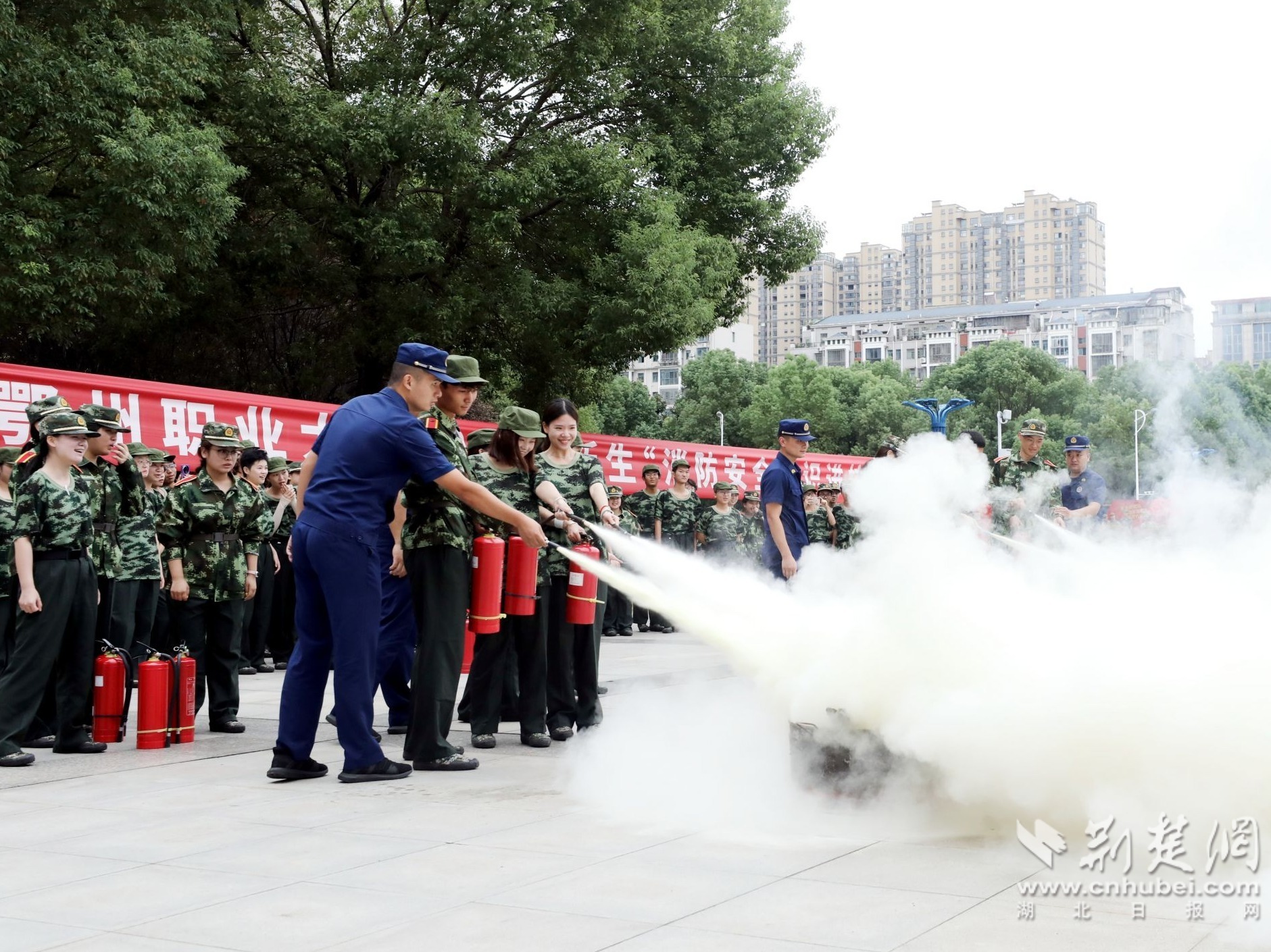 超过6,000名第一年的学生在Ezhou军事训练的第一年中参加了他们的“第一堂课”