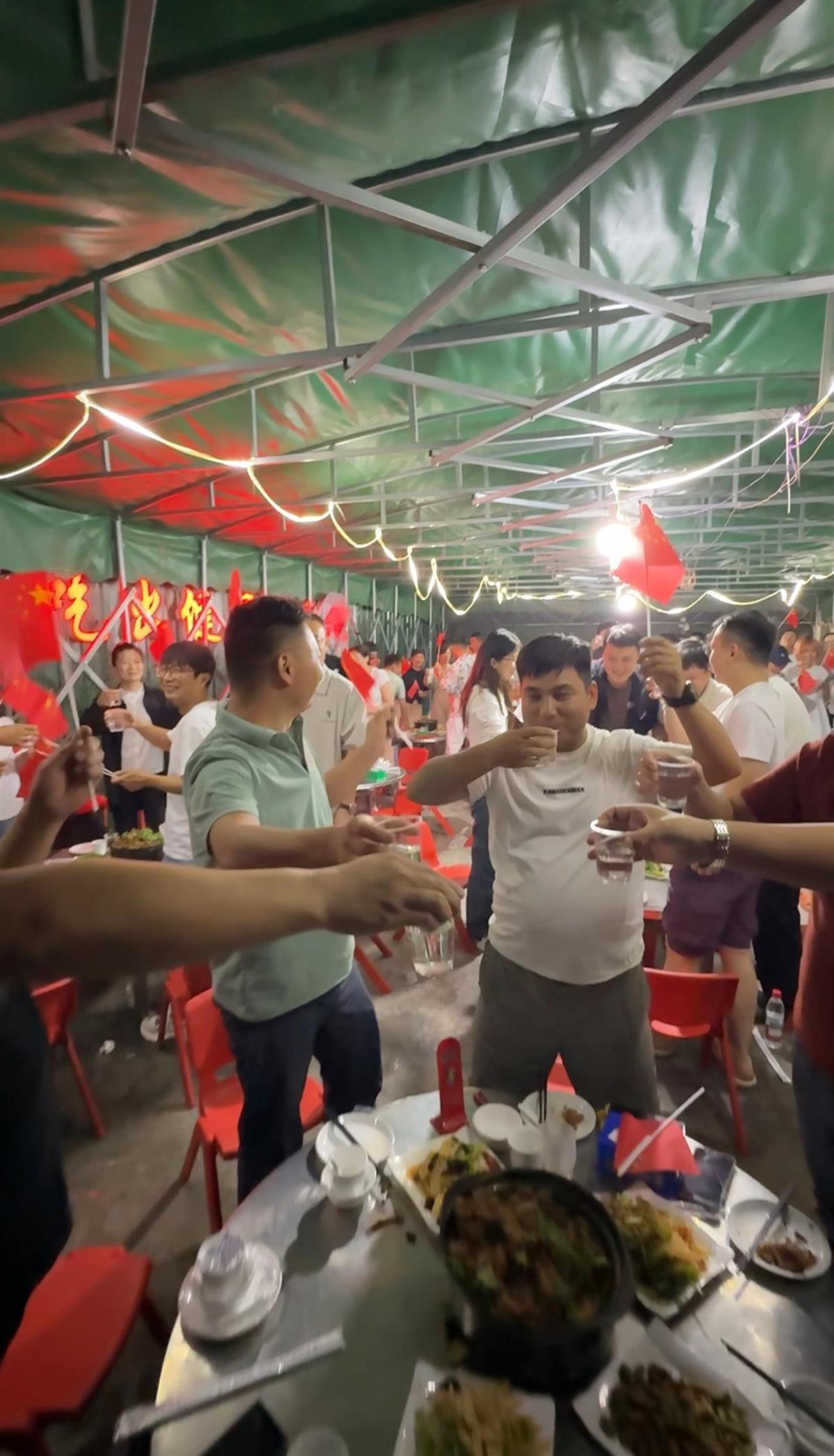 河南炸鸡商店的所有者在贾斯的军事游行