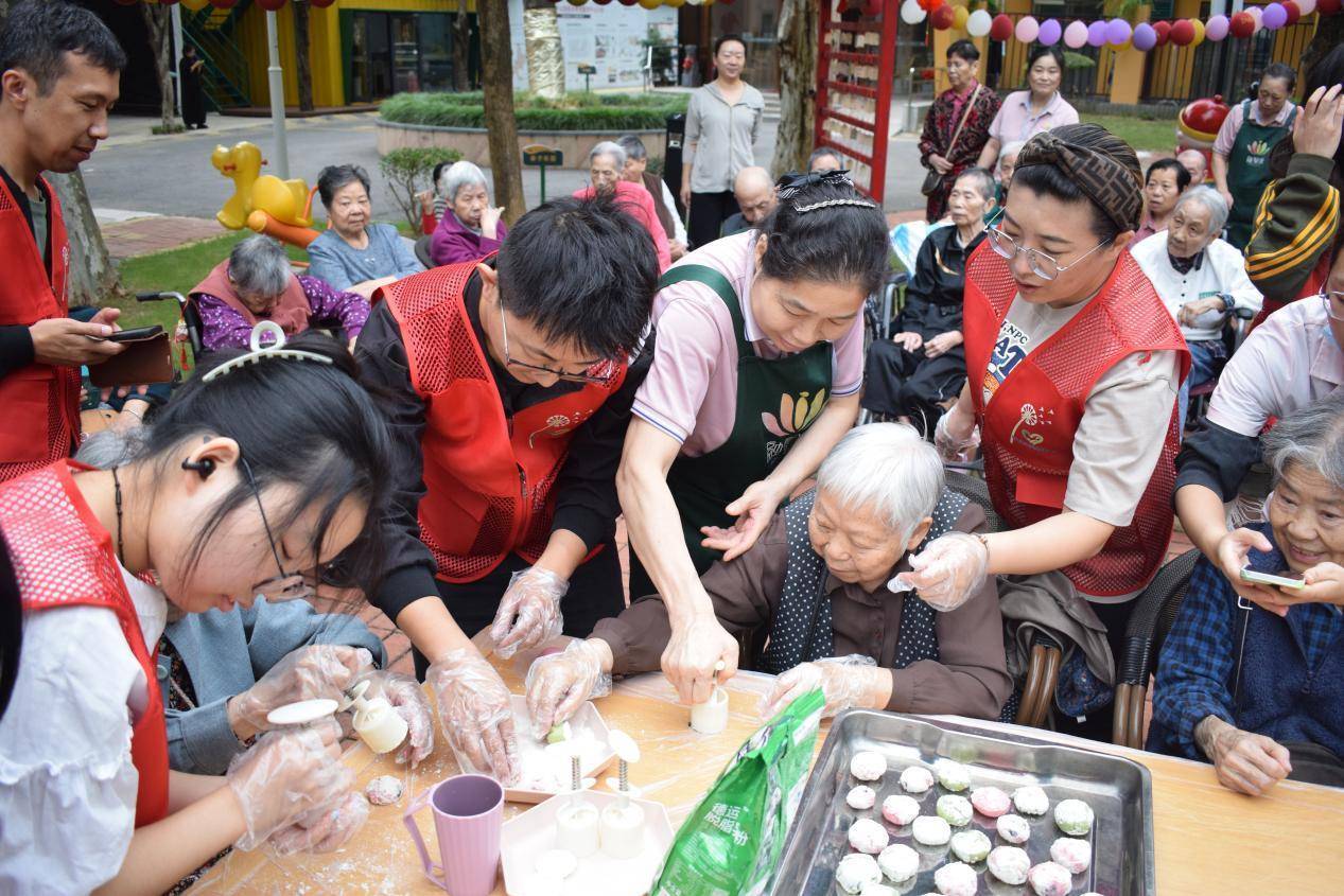 中期节日，尊重老年人的温暖：大学志愿者去老
