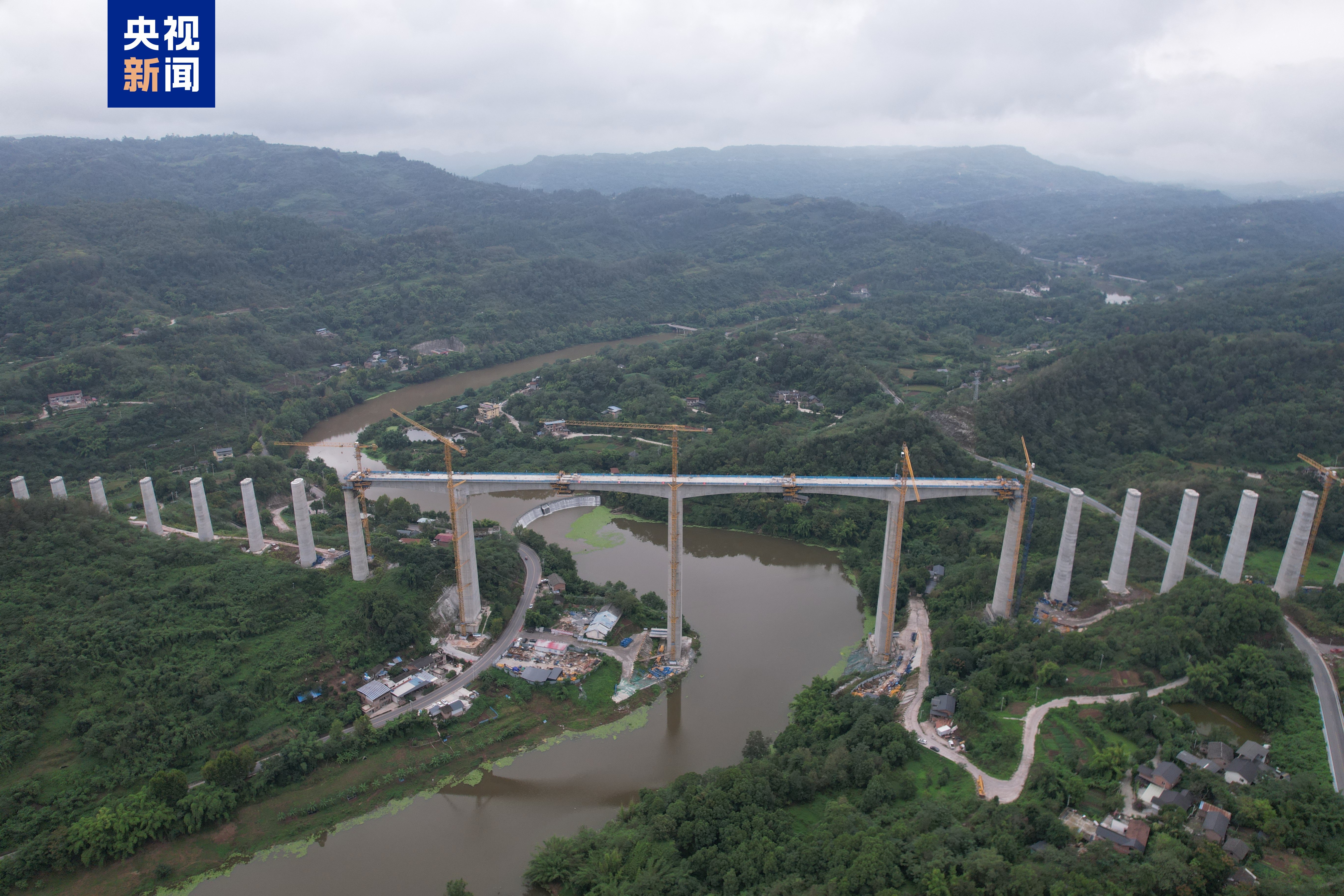 总长度为1,796米。 Chunggi高速铁路上的5 Buhe双线超