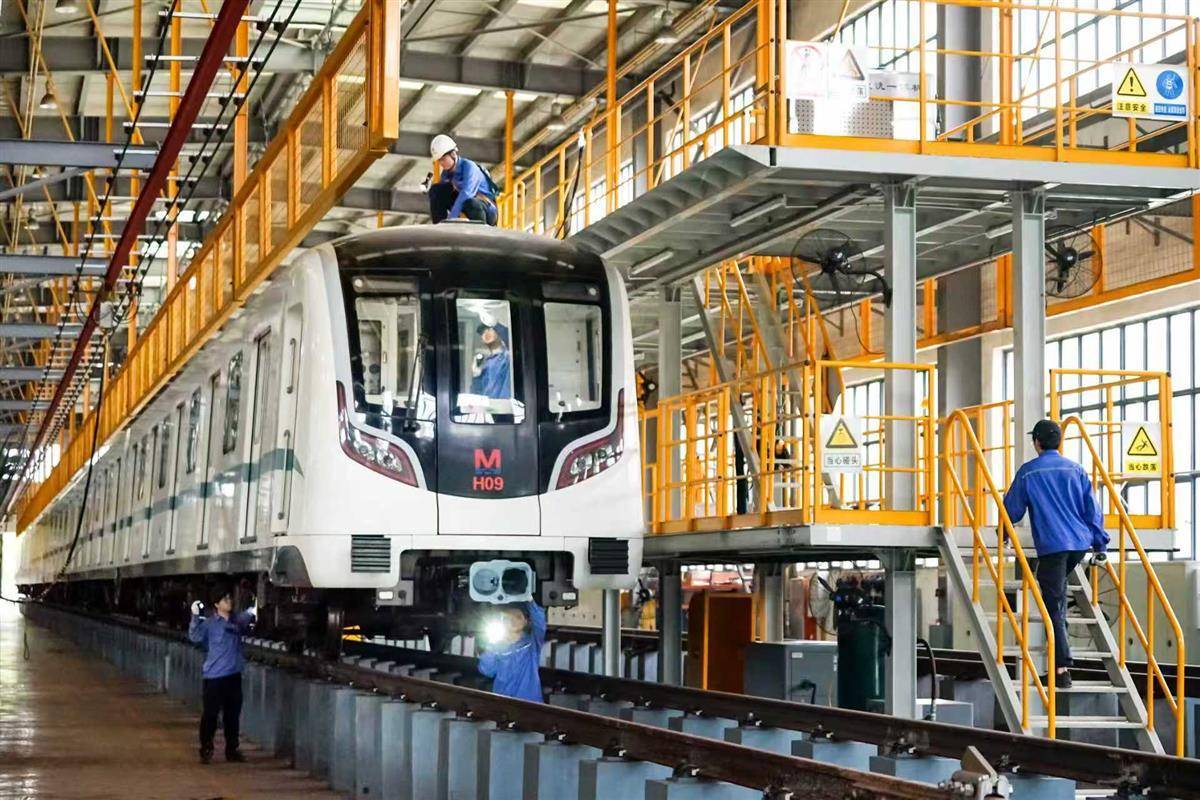 您想去看艺术季节的开幕典礼吗？接受这个Uhan Metro的旅行保证策略