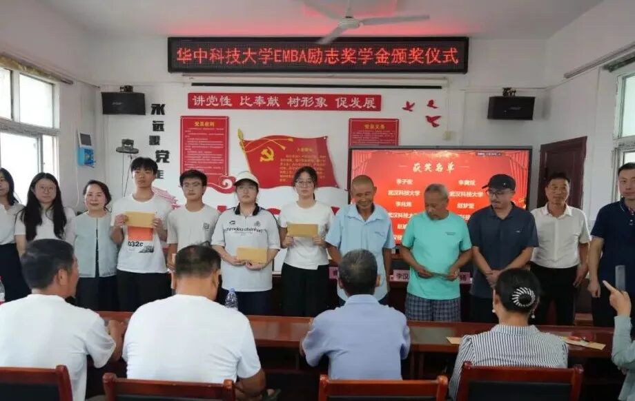 三港村的35名杰出学生获得了51,500元的奖学金！