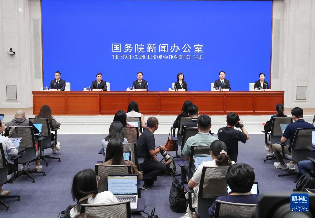 国家事务委员会情报局维持有关州立法机关政策的定期信息，以介绍相关情况，
