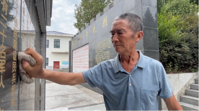 这位69岁的男子很担心！ “请帮助我修理电视并