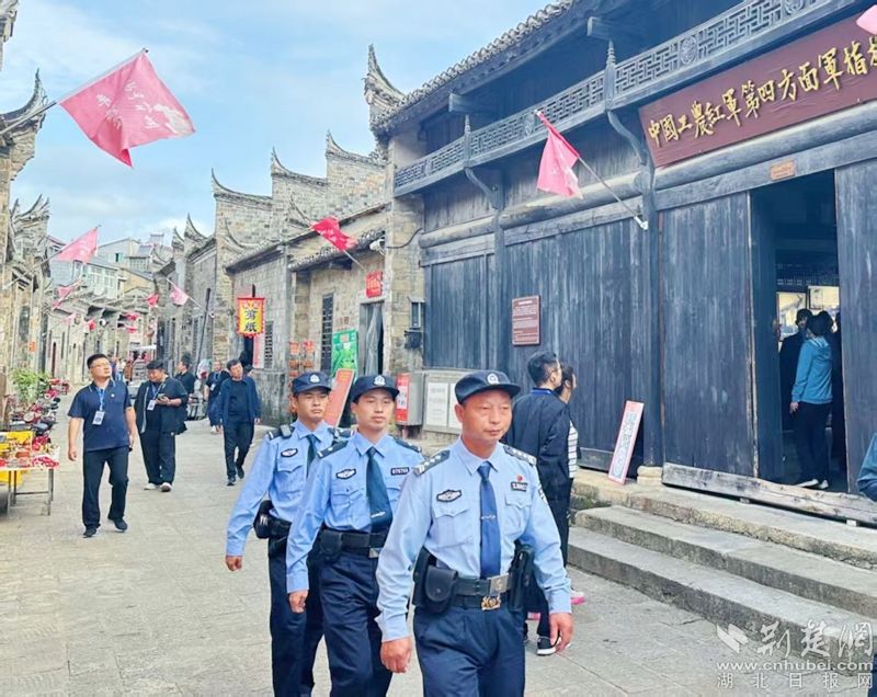 中后期的节日和国庆节即将来临，香港Qiliping Town严格是令人惊叹的地方