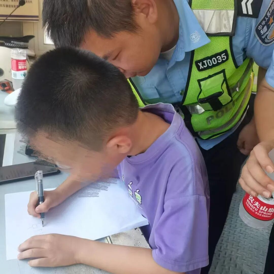 Yunmeng：美丽的6年-Ear -old丢失了。警察和公众正在