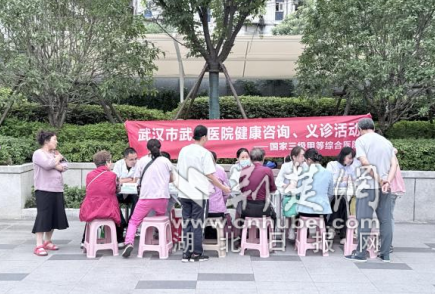Wuhan Wuchang医院在夜间社区的免费医疗咨询，高质