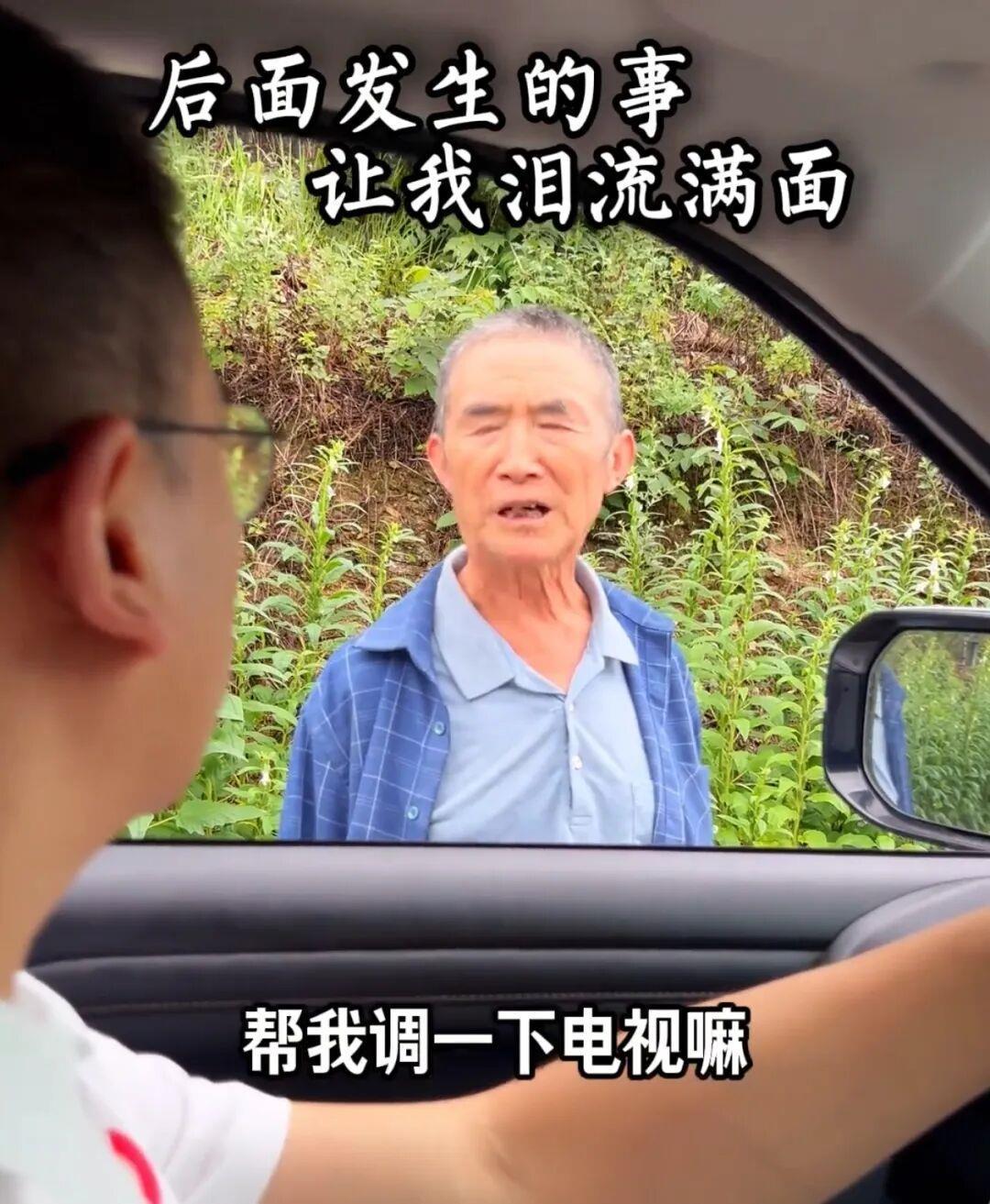 69岁的认真的警卫带电视在墓地里进行了军事游行