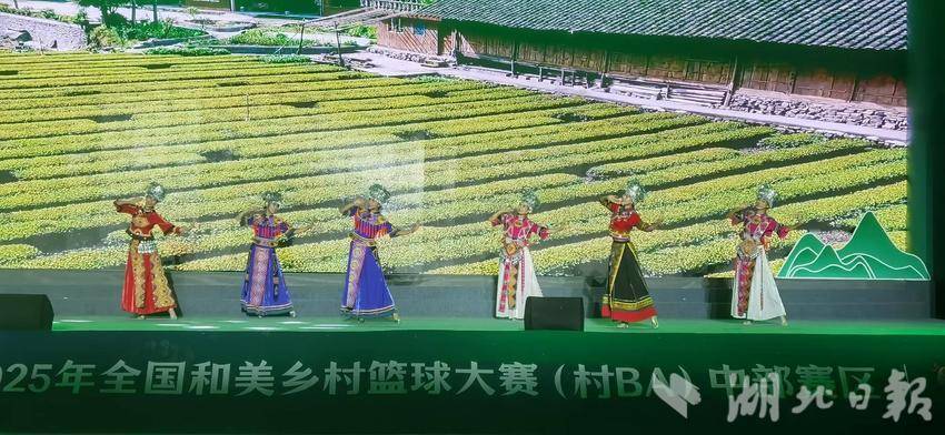 西芬的“人民舞台”支持国家比赛区“中央村”