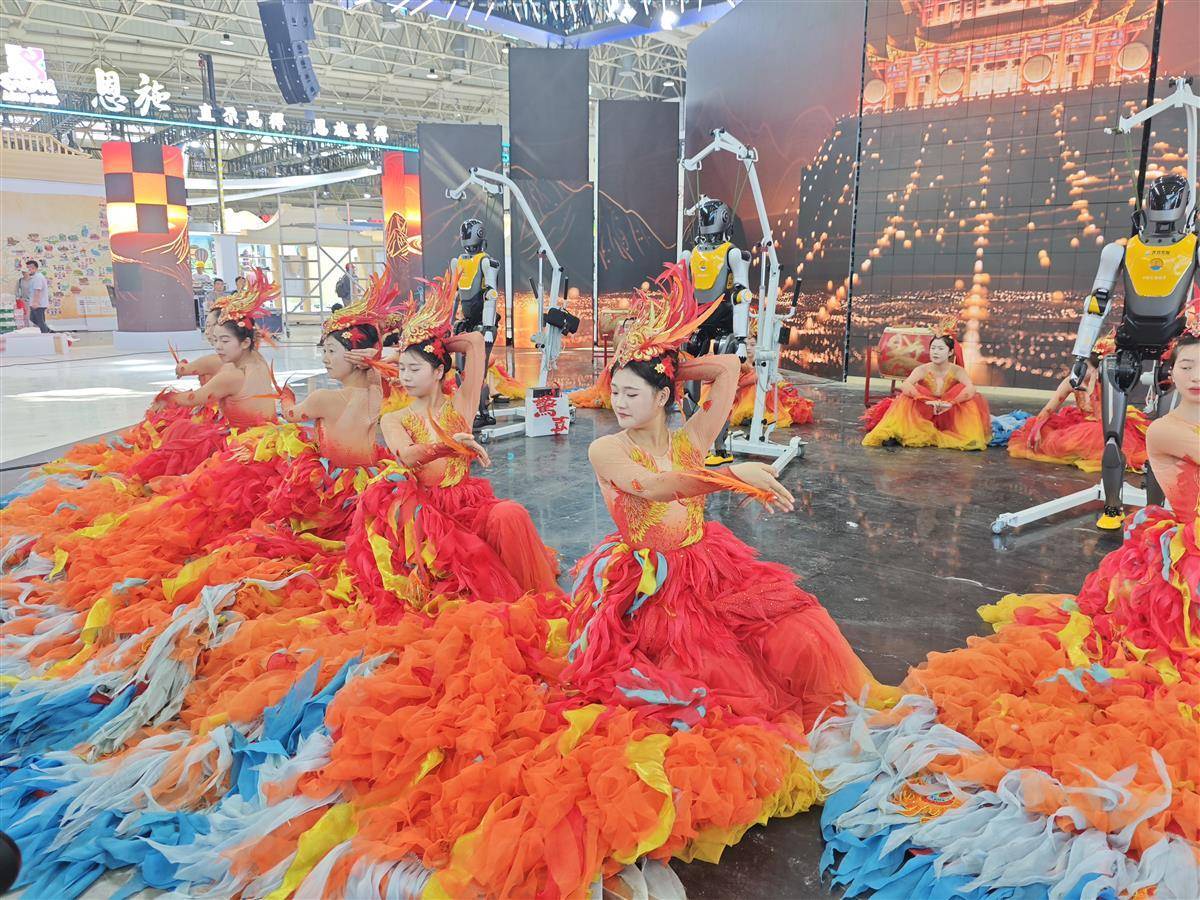 公众超过210,000。探索文化展览：与美丽的中国“