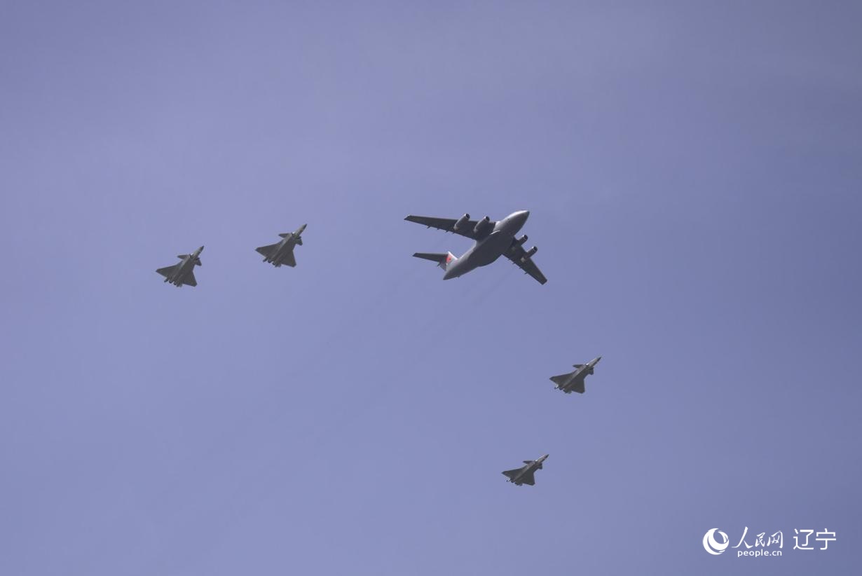 通过时间和空间进行军事游行