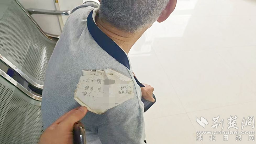 联系卡以连接！警察帮助老人失去了家