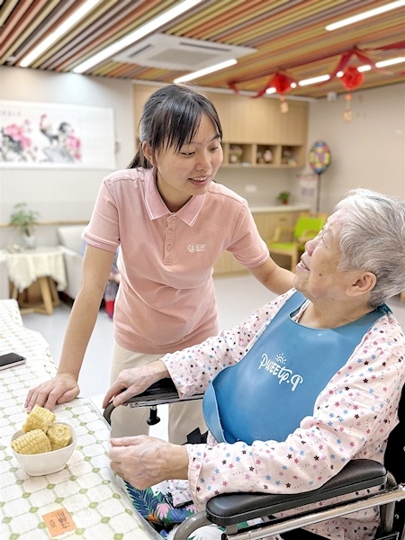 每天24小时陪伴“老人”和“孙女的父母”，出生