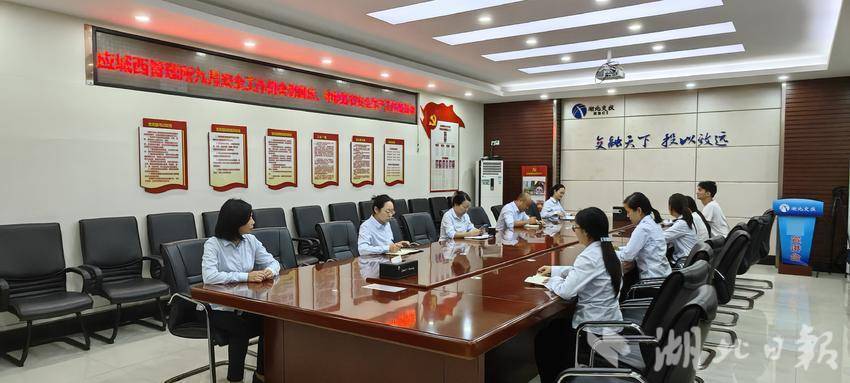 双重节日庆祝并确保安全的交通和安全的护送以