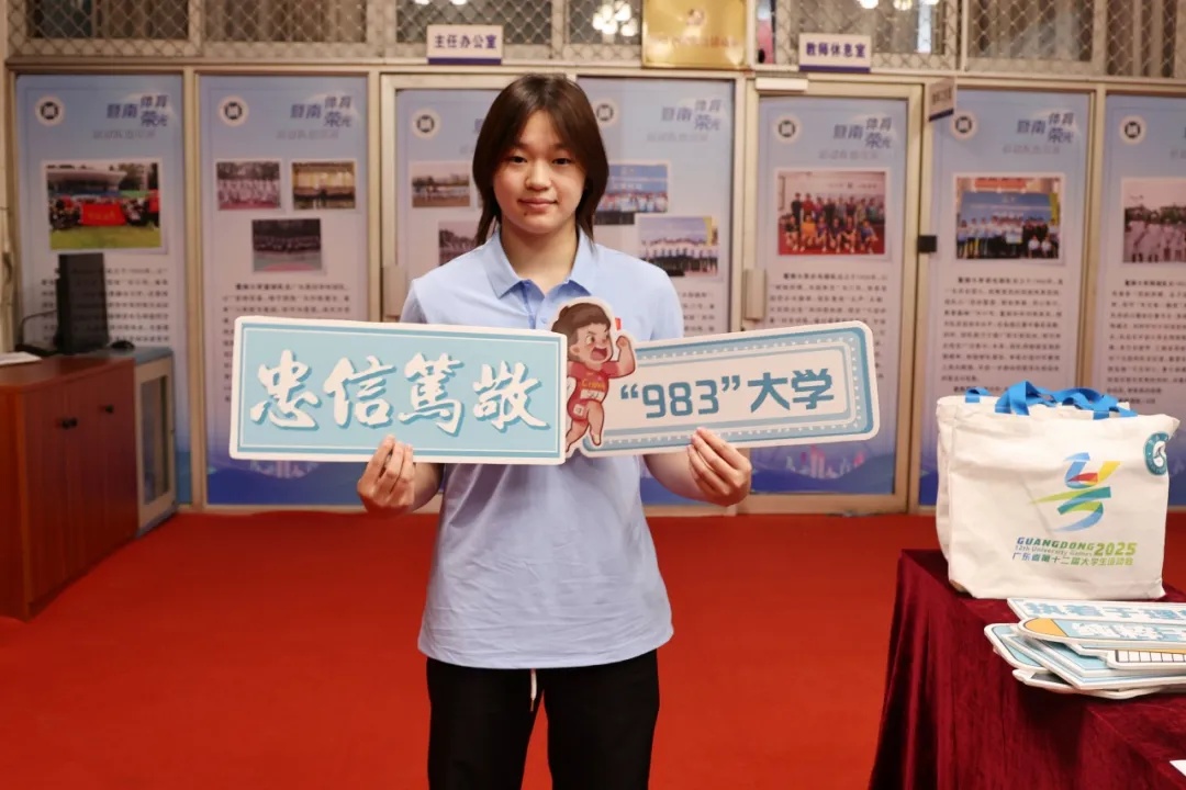 Quan Hongchan开始上学，并带来了“特殊礼物”给他