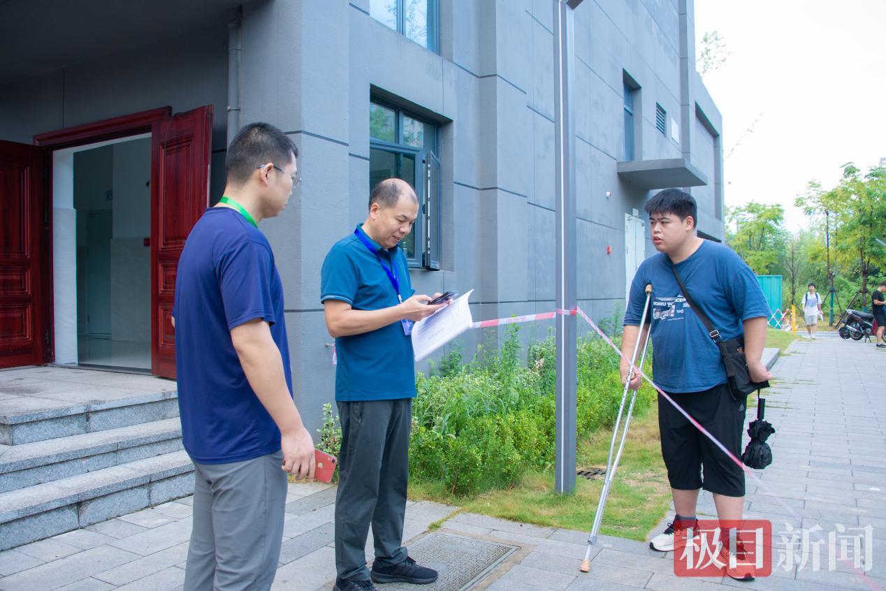 有了电话,评论室被移至带有电梯的建筑物!