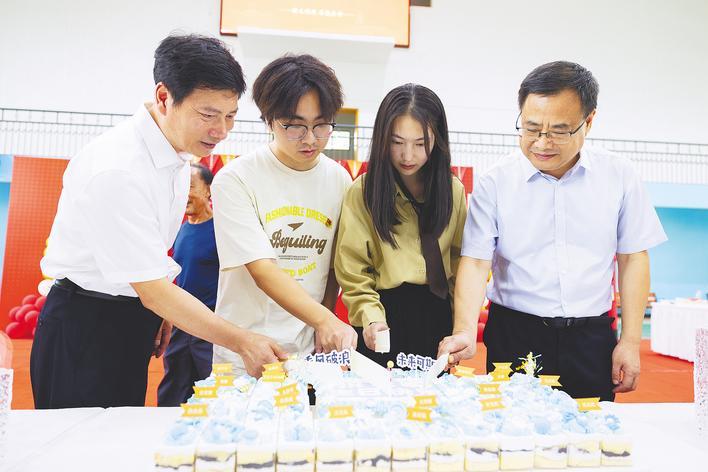 中央南大学连续六年为学生庆祝一个新的生日聚