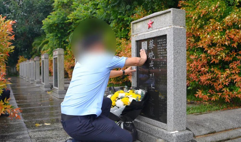 “小，鲍山茶西装……”