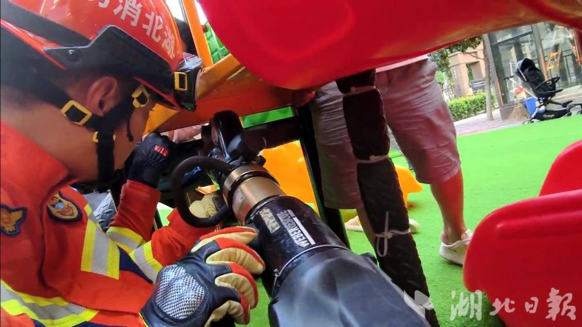 “神兽”归笼勿忘安全武汉消防处置多起儿童被卡事故(图4)