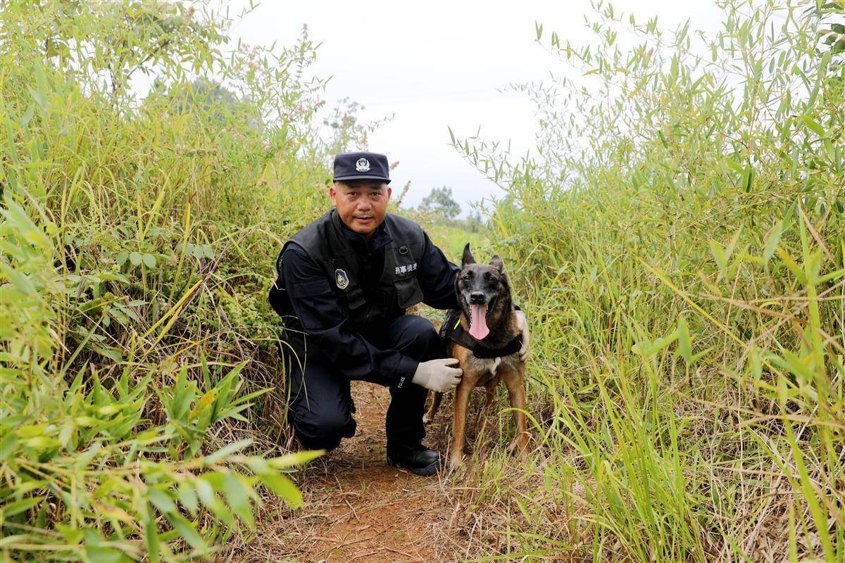在六岁那年，他寻求并救出了21名老年人！汤山（