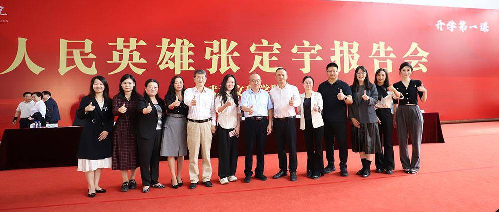 追逐“恒星”就是这样！学生包围了张丁尤，并