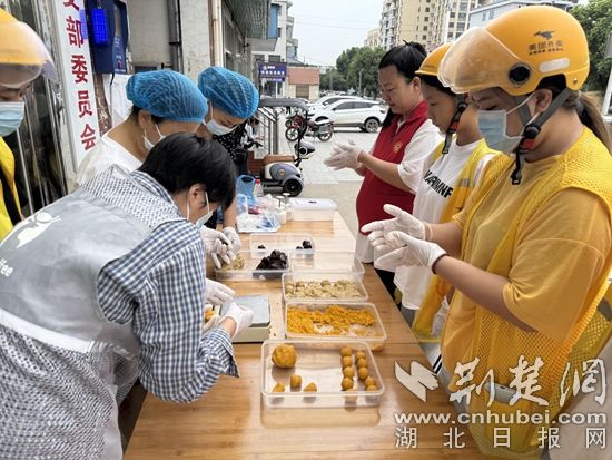 Daye Huandiqiao Town邀请车手回家做月饼