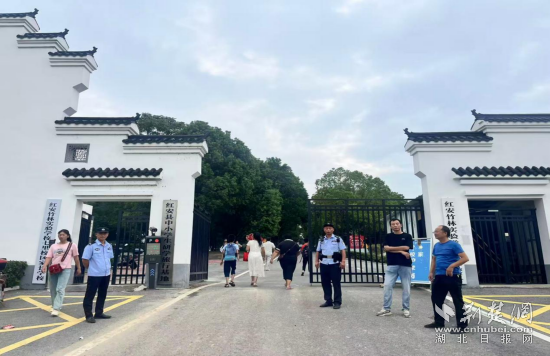 Hong'an Qiliping TownͬѧУڿʼЭУ԰ڽʵİȫ